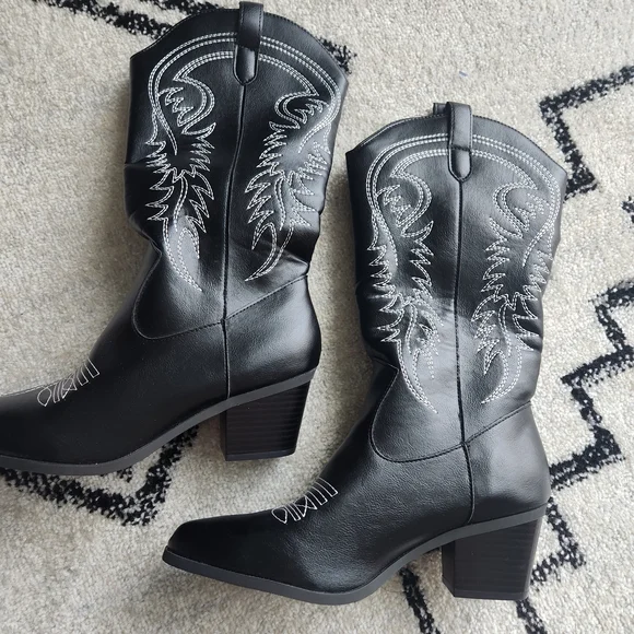 Black Western Embroidered Boots - Picture 3 of 6